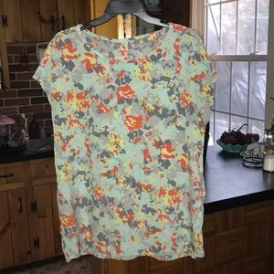 Cute spring time print top 🌺